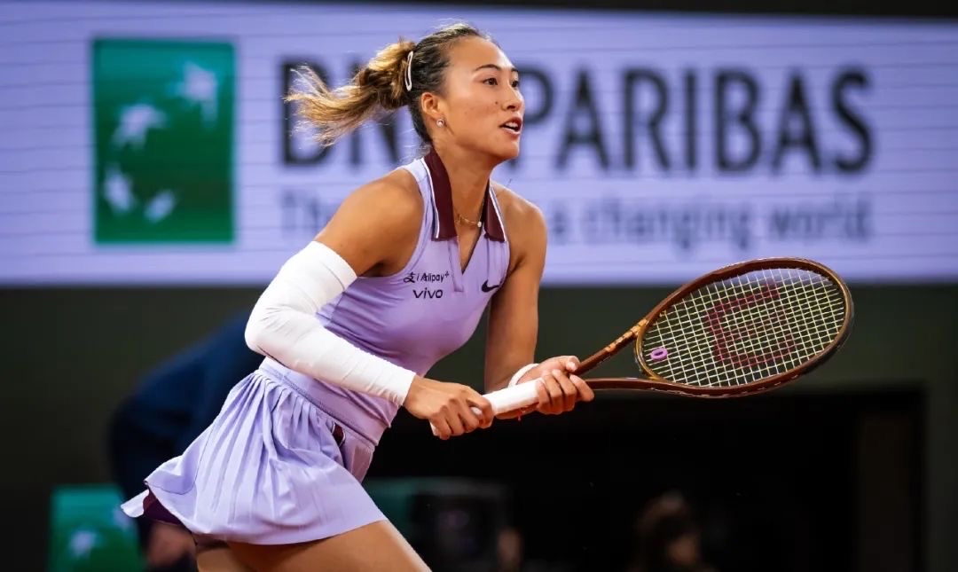 排球大师赛焦点战：天山迅豹队大胜闽南巨龙队，外线火力全开。战术板得到兑现(排球!排球!远上天山)