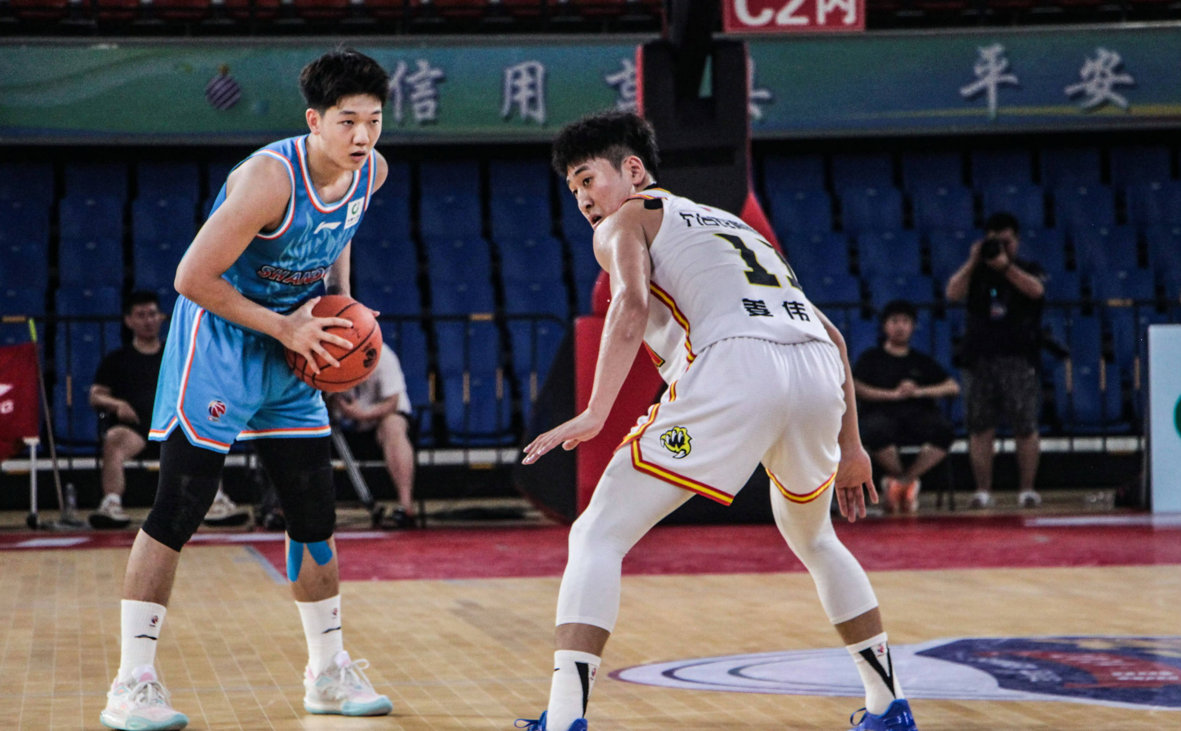 关于赛后突围战来临，山东男篮围绕欧超杯更衣室发声，信心回归，赛程密集仍需轮换的信息