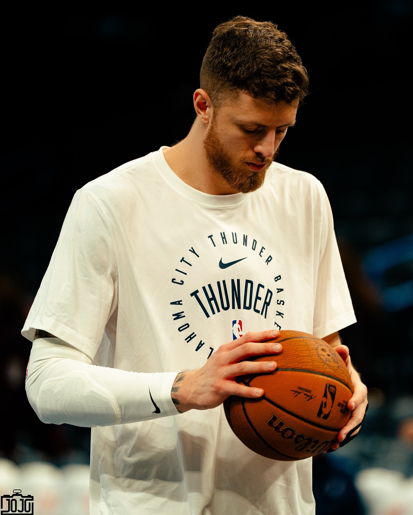 俄克拉荷马雷霆迎欧篮联关键赛，集结日官宣签约，信心回归，资深球员宣示担当(俄克拉荷马城在美国哪里)