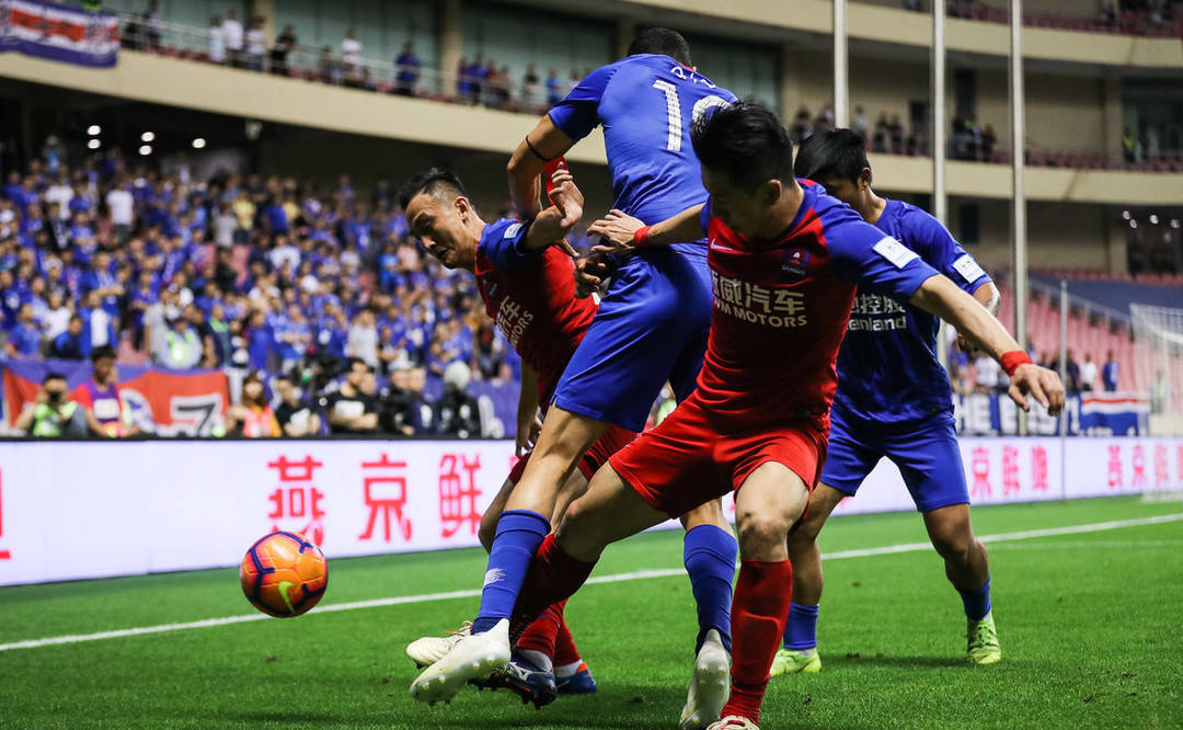 上海海港训练开放日,窗口期更衣室发声引欢呼,中超在即,控场能力受关注 上海海港训练开放日,窗口期更衣室发声引欢呼,中超在即,控场能力受关注