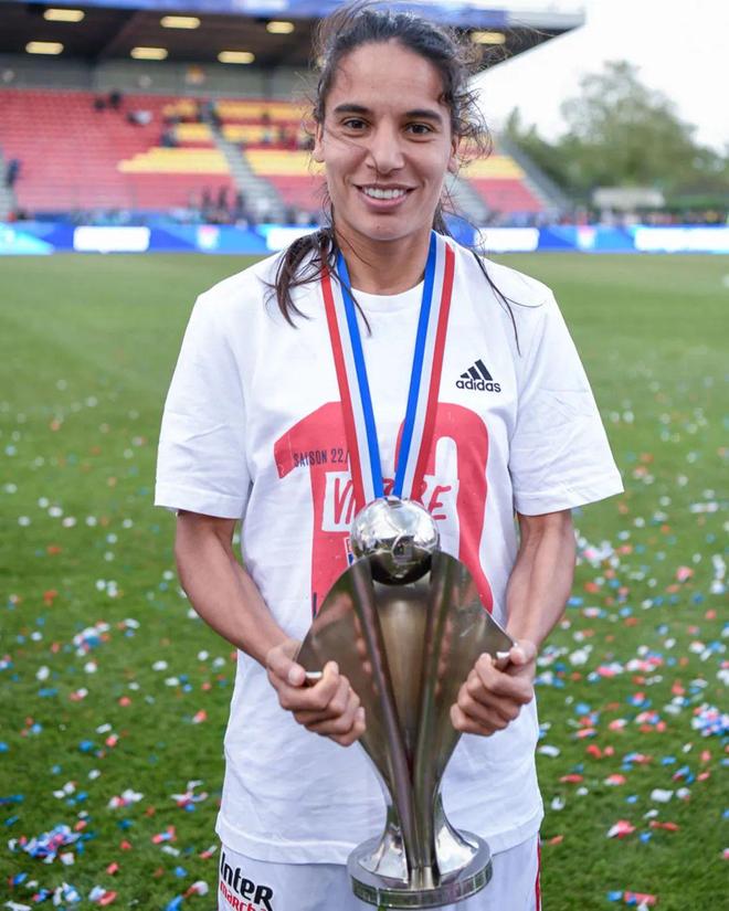 关键时刻紧张的篮球明星