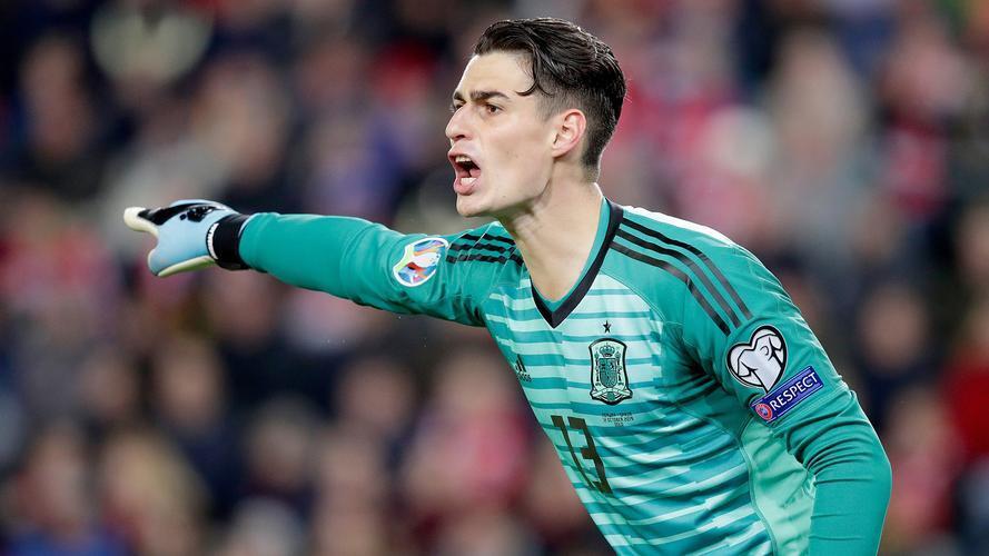 肖战妻子贾贝贝的年龄